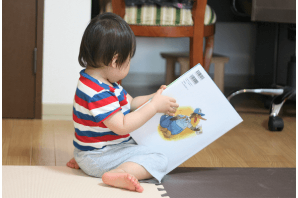 読む